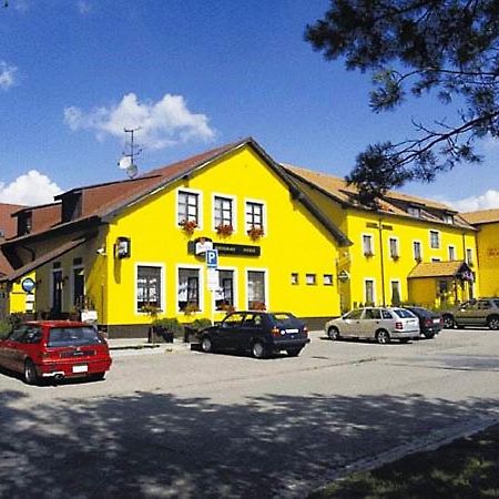 Hotel Rose Breclav ภายนอก รูปภาพ