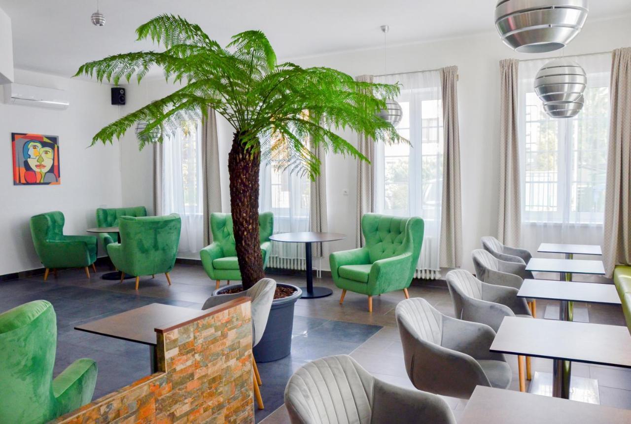 Hotel Rose Breclav ภายนอก รูปภาพ