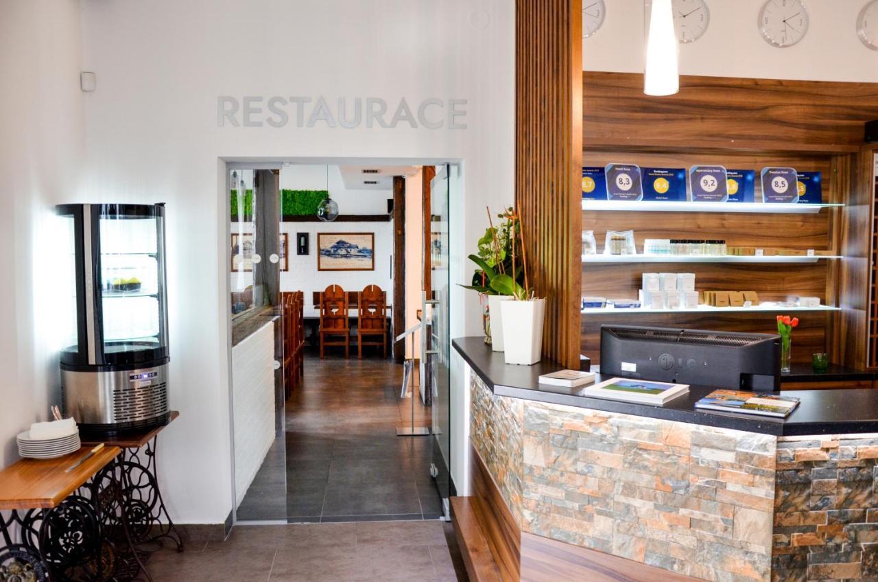 Hotel Rose Breclav ภายนอก รูปภาพ