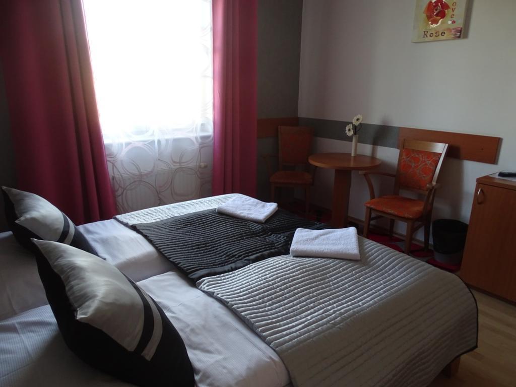 Hotel Rose Breclav ภายนอก รูปภาพ