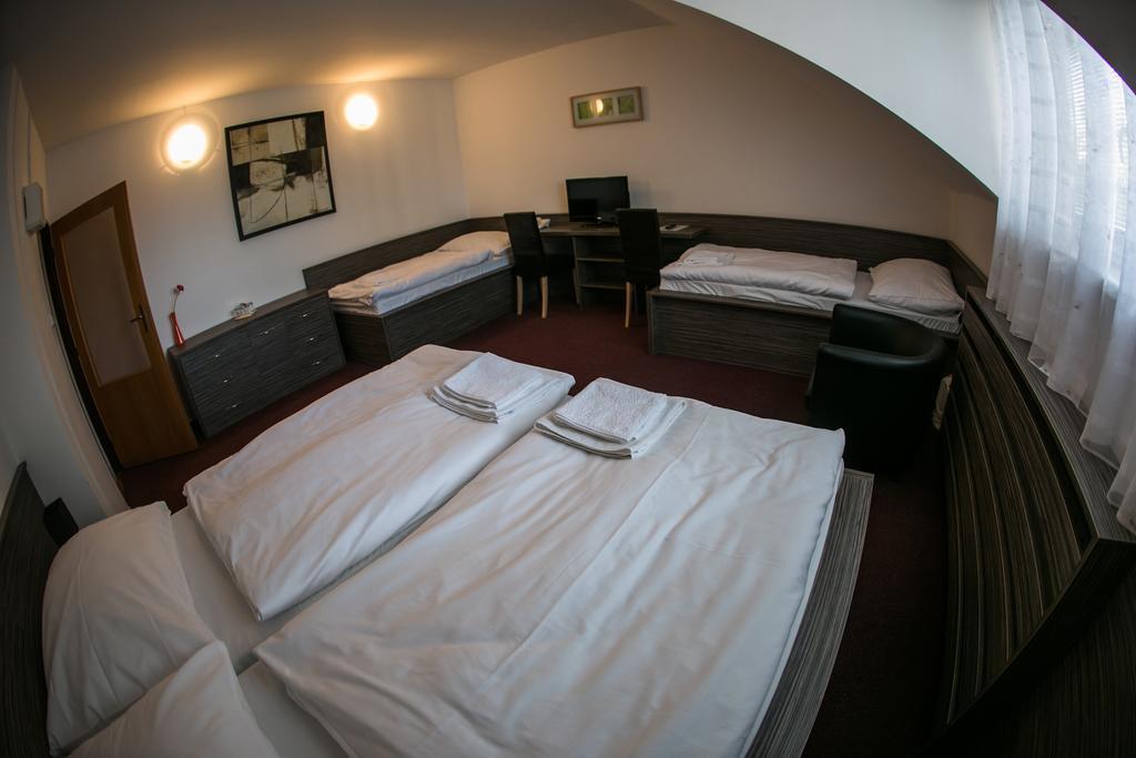 Hotel Rose Breclav ภายนอก รูปภาพ