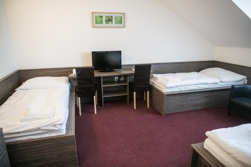 Hotel Rose Breclav ภายนอก รูปภาพ