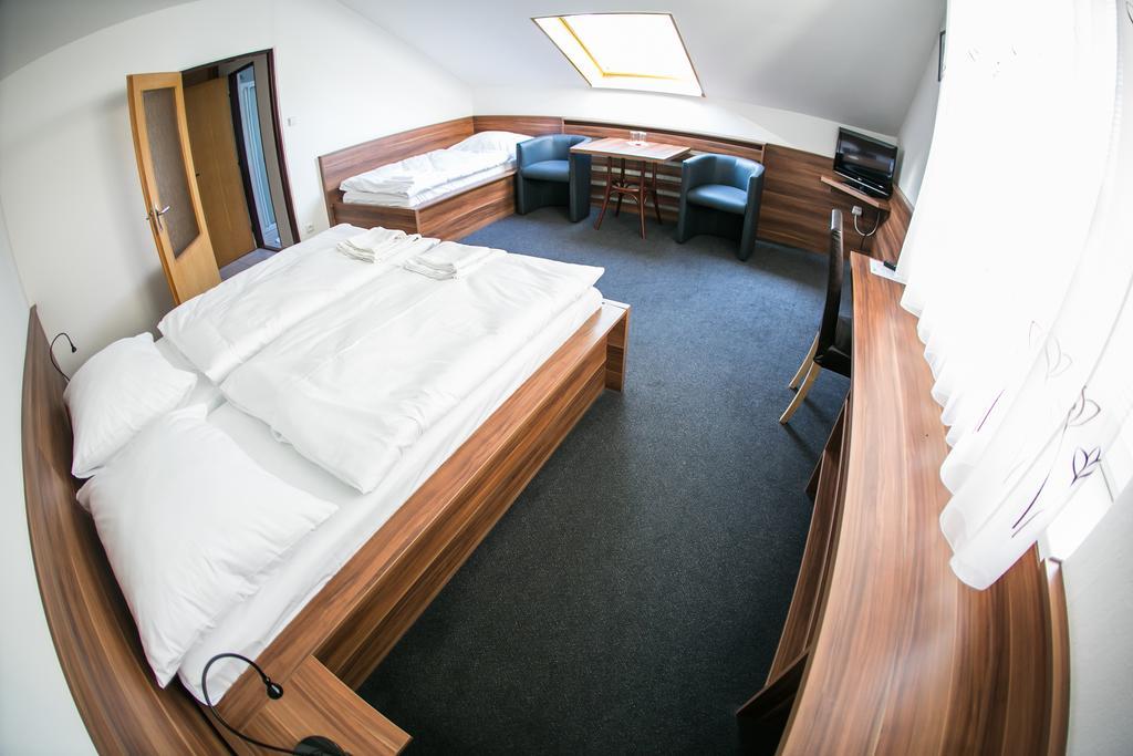 Hotel Rose Breclav ภายนอก รูปภาพ