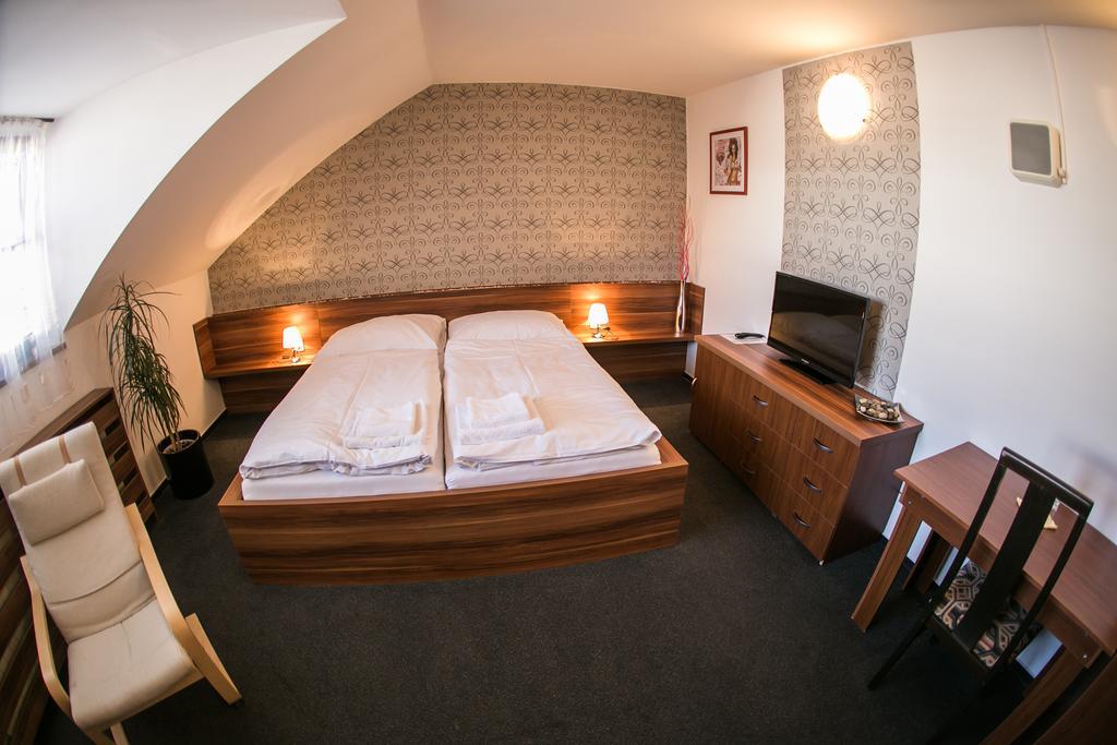Hotel Rose Breclav ภายนอก รูปภาพ
