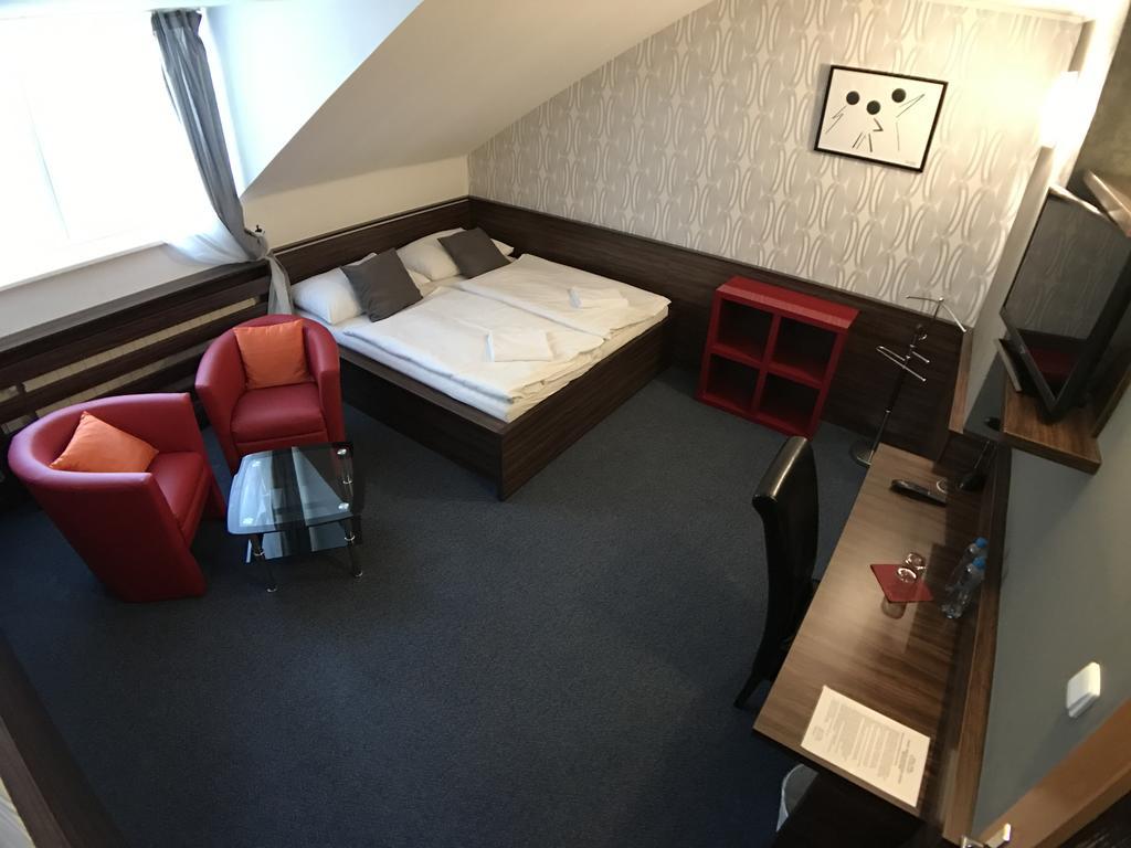 Hotel Rose Breclav ภายนอก รูปภาพ