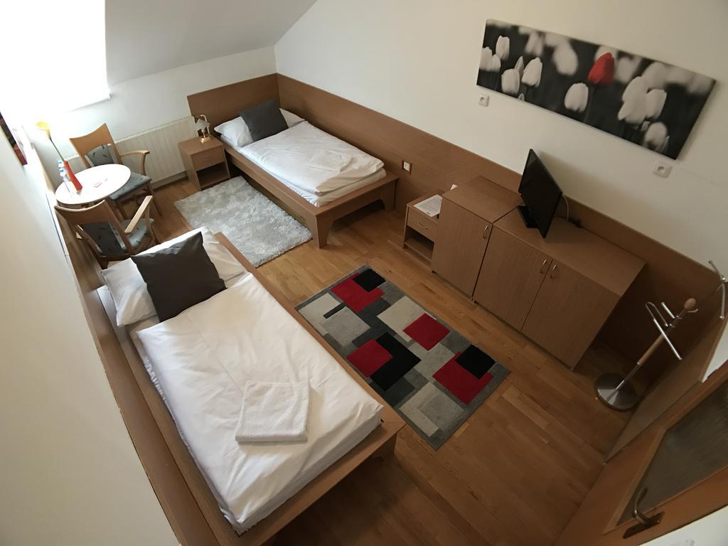 Hotel Rose Breclav ภายนอก รูปภาพ