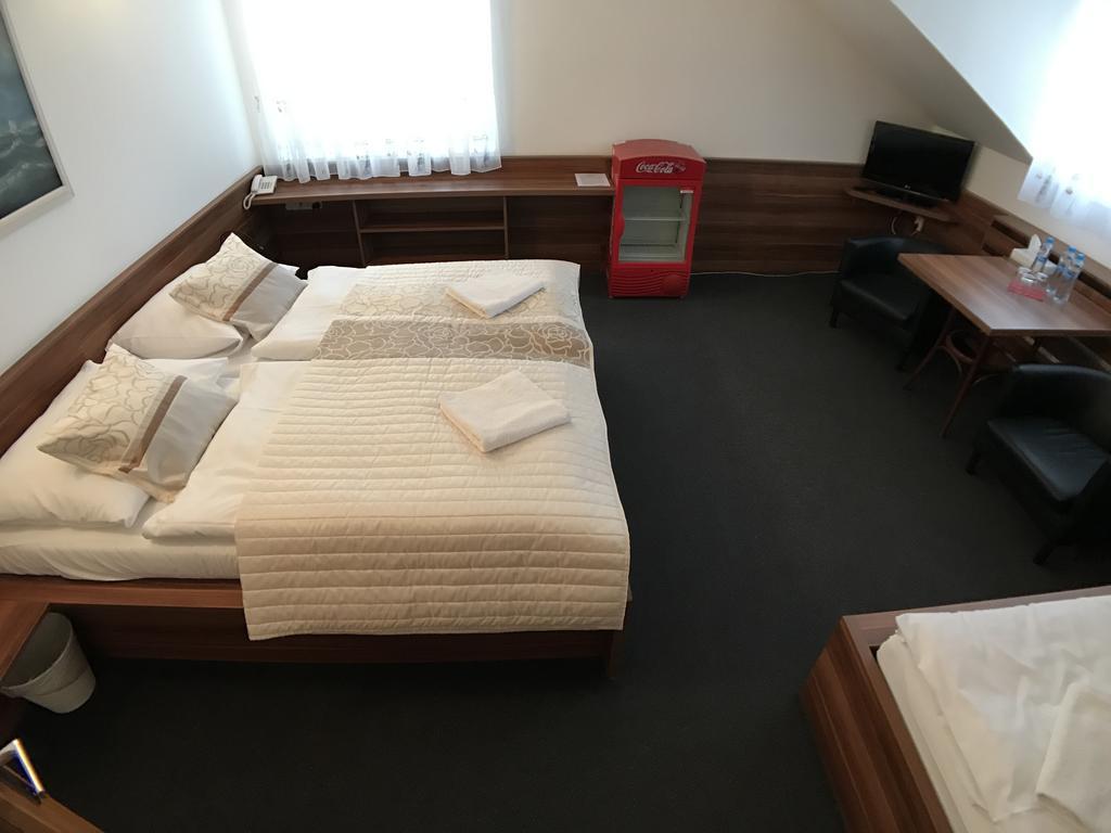 Hotel Rose Breclav ภายนอก รูปภาพ