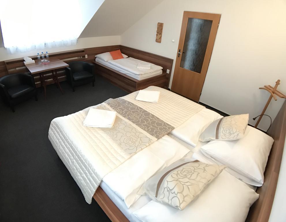 Hotel Rose Breclav ภายนอก รูปภาพ
