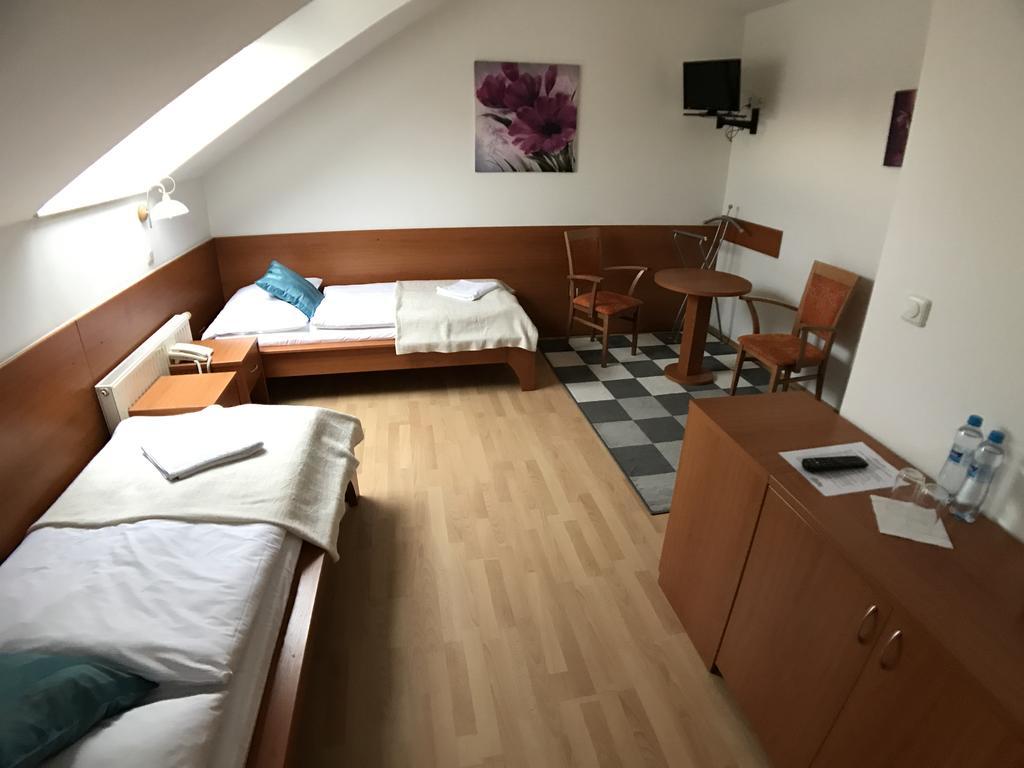 Hotel Rose Breclav ภายนอก รูปภาพ