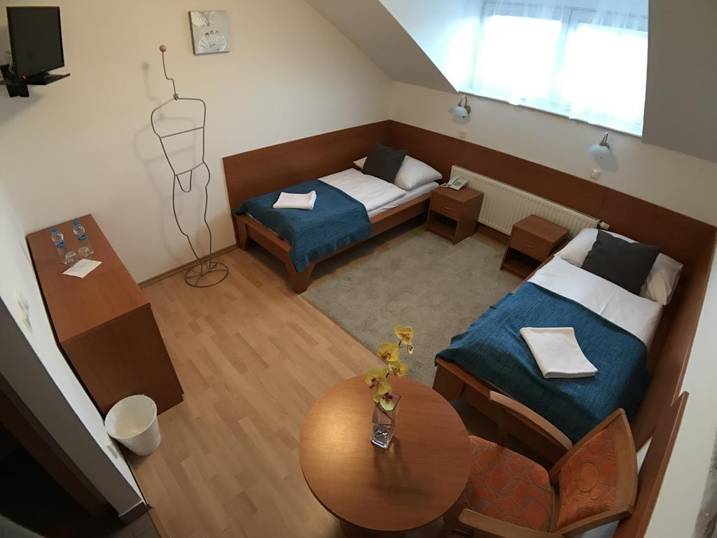Hotel Rose Breclav ภายนอก รูปภาพ