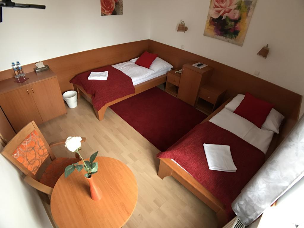Hotel Rose Breclav ภายนอก รูปภาพ