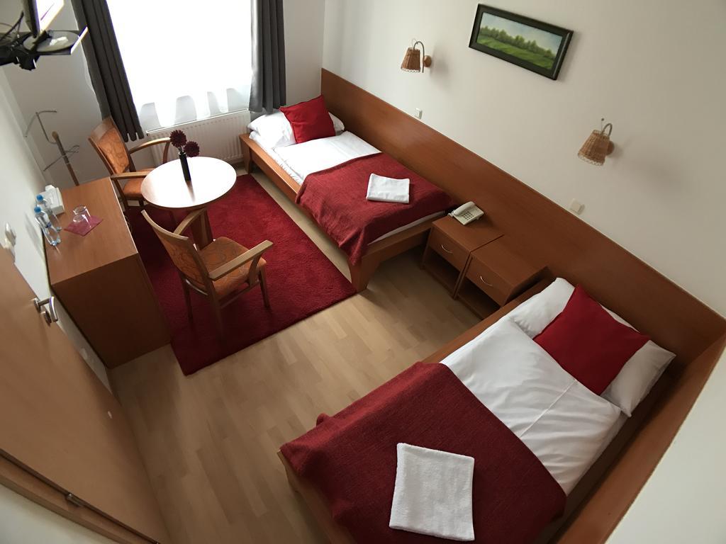 Hotel Rose Breclav ภายนอก รูปภาพ