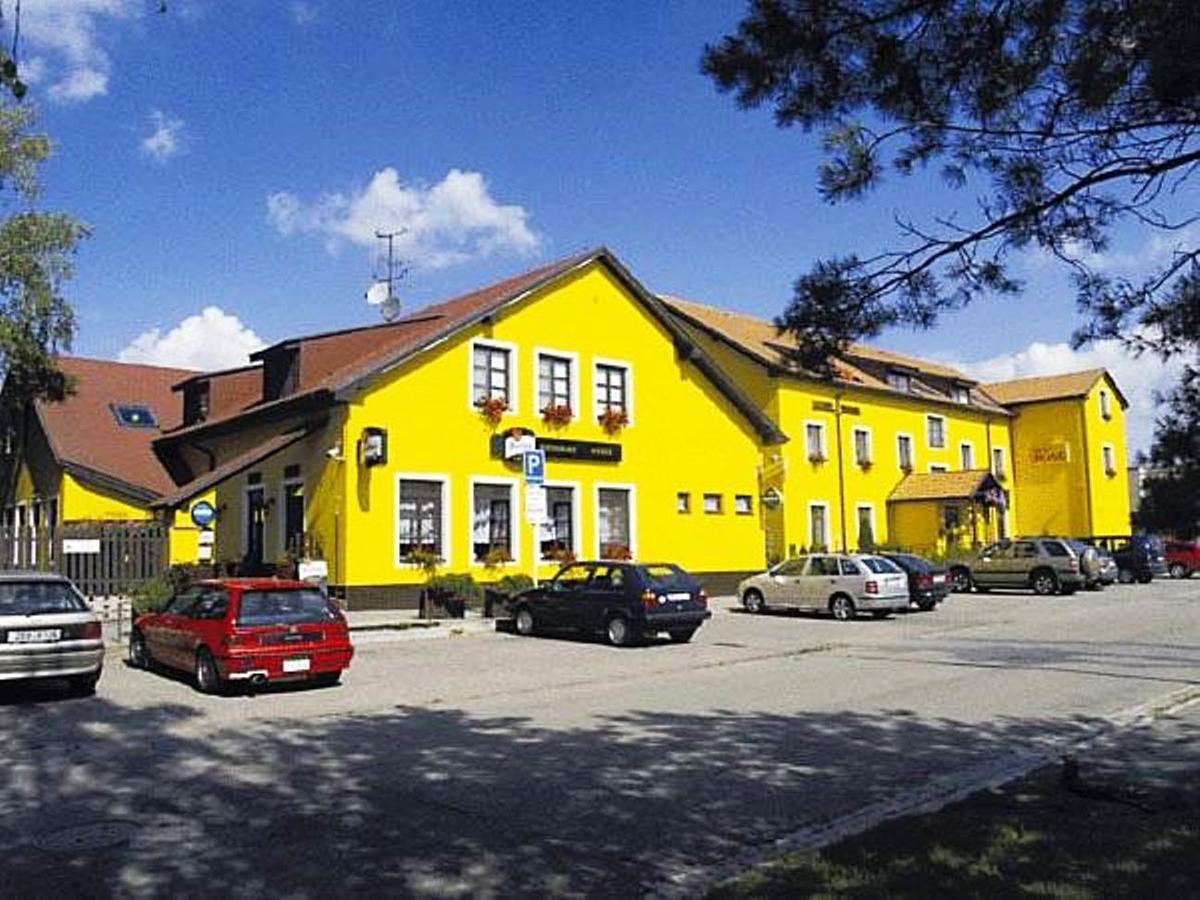 Hotel Rose Breclav ภายนอก รูปภาพ